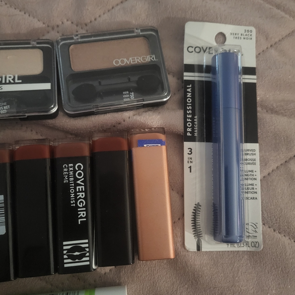 Sold Makeup Bundle - Picture 3 of 3